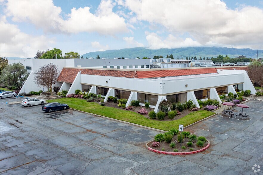 521 Cottonwood Dr, Milpitas, CA à louer - Photo de l’immeuble – Image 2 sur 13