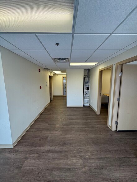 2916 Ellwood Dr SW, Edmonton, AB à louer - Photo de l’immeuble – Image 2 sur 8