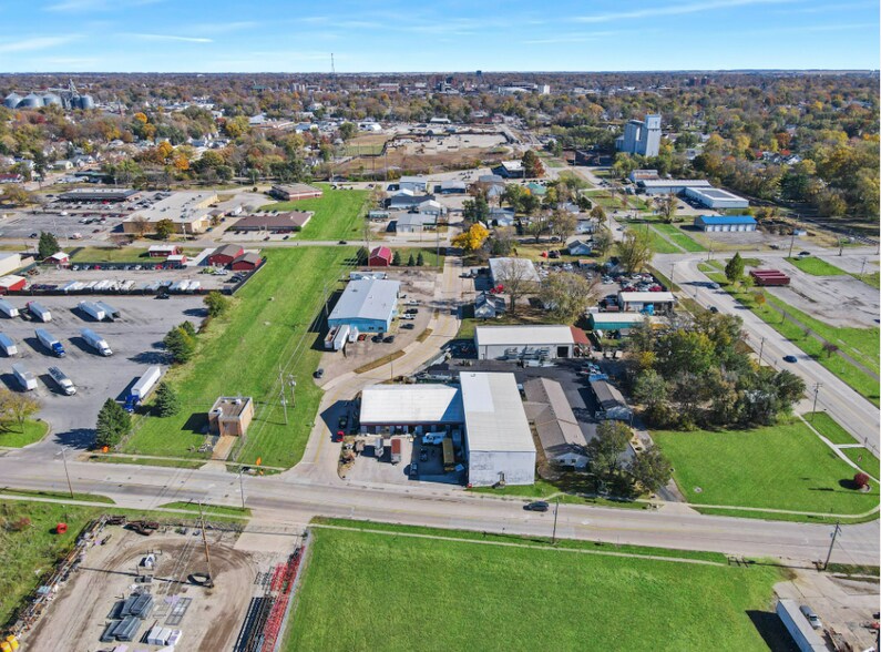 107 Caroline Dr, Bloomington, IL à vendre - Photo de l’immeuble – Image 2 sur 20