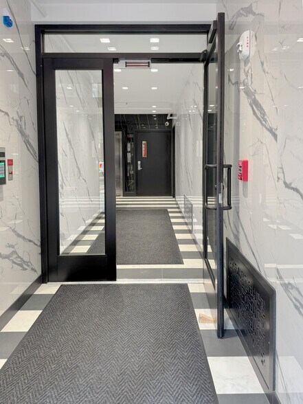 139 E 57th St, New York, NY à louer - Hall d’entrée – Image 2 sur 4