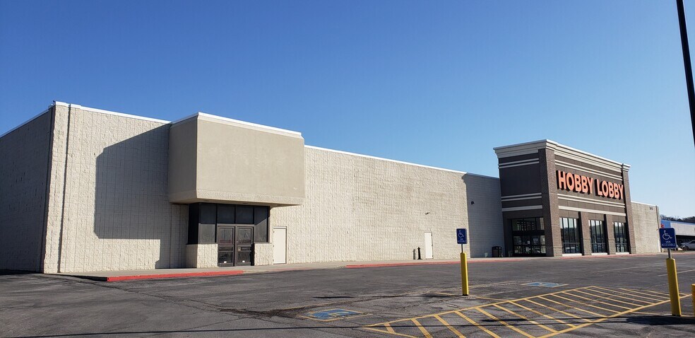 7946 Dodge St, Omaha, NE à louer - Photo de l’immeuble – Image 1 sur 2