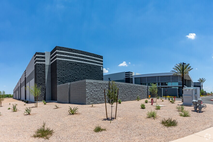 2165 S Douglas Dr, Chandler, AZ à louer - Photo de l’immeuble – Image 2 sur 5