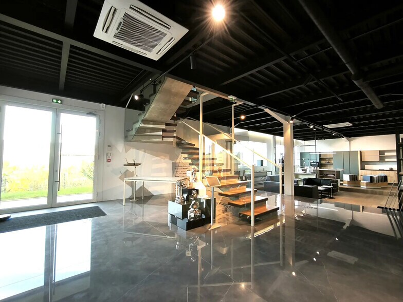 Bureau dans Viarmes à louer - Photo de l’immeuble – Image 1 sur 17