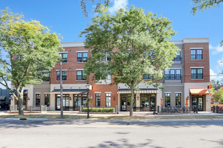 18-26 & 29-33 W Waterloo St portefeuille de 2 biens à vendre sur LoopNet.fr - Photo de l’immeuble – Image 1 sur 40