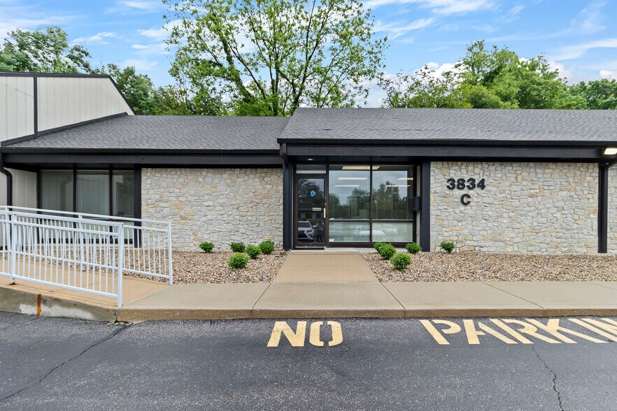 3834 S Emerson Ave, Indianapolis, IN à louer - Photo de l’immeuble – Image 2 sur 20
