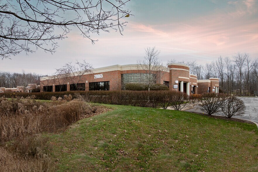 29065 Clemens Rd, Westlake, OH à louer - Photo de l’immeuble – Image 3 sur 4