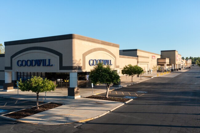 Plus de détails pour 7000 S Redwood Rd, West Jordan, UT - Local commercial à louer