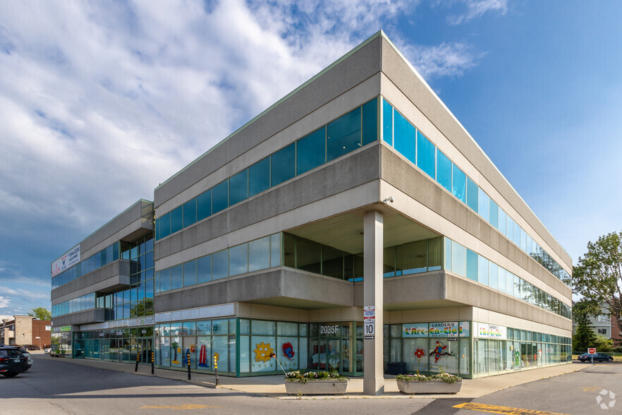 2035 Av Victoria, St-Lambert, QC à louer - Photo de l’immeuble – Image 2 sur 7