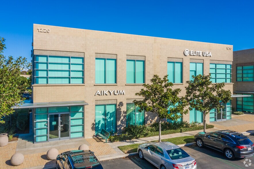 1220 Roosevelt Ave, Irvine, CA à louer - Photo principale – Image 1 sur 17