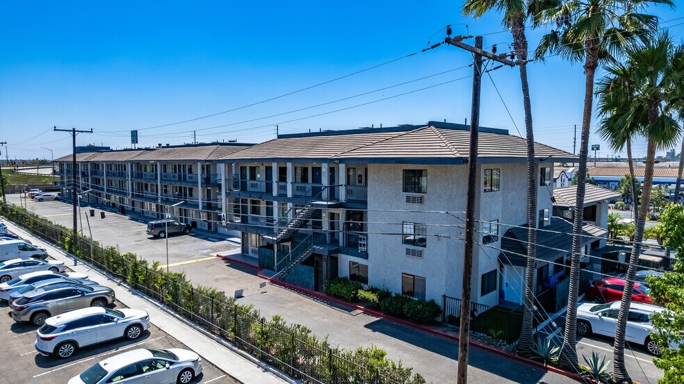 8062 Garden Grove Blvd, Garden Grove, CA à vendre - Photo de l’immeuble – Image 3 sur 20