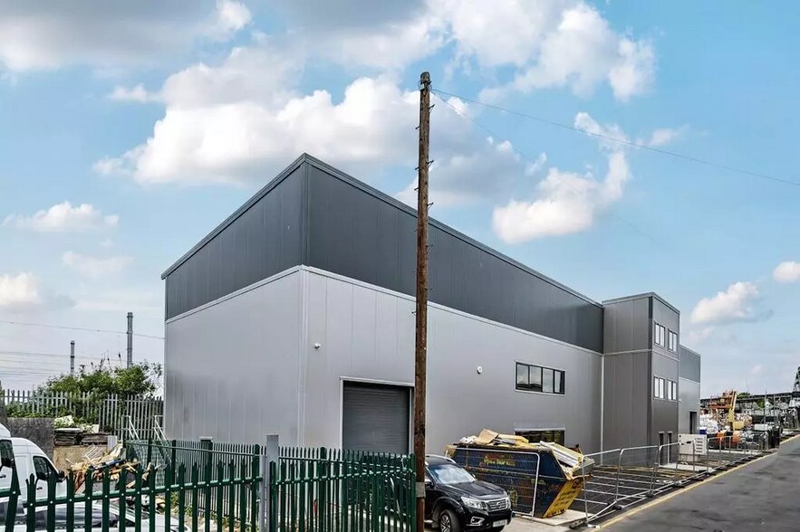 142 Johnson St, Southall à louer - Photo de l’immeuble – Image 2 sur 9
