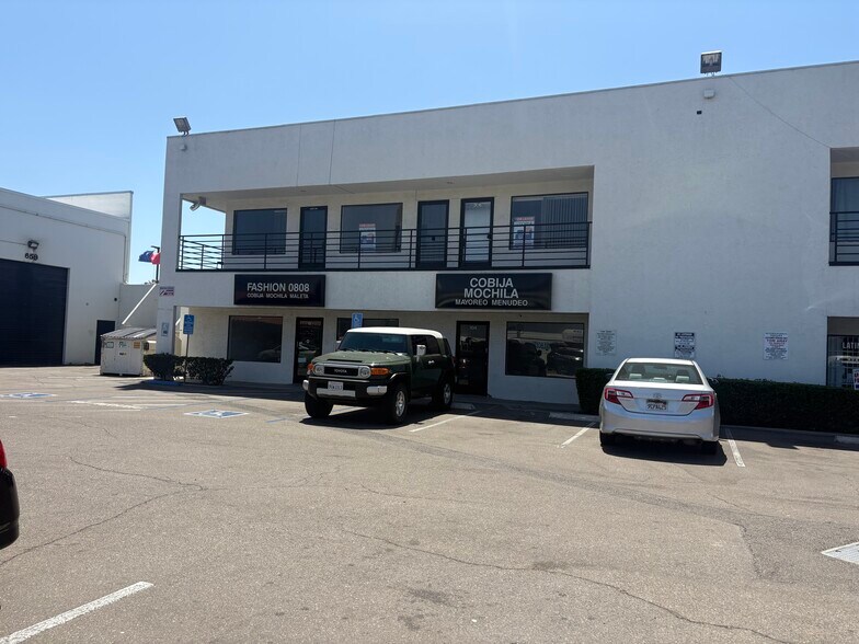 650-658 E San Ysidro Blvd, San Diego, CA à louer - Photo de l’immeuble – Image 2 sur 10