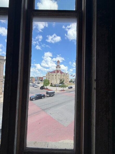 327 N Main St, Bonham, TX à louer - Photo de l’immeuble – Image 3 sur 8