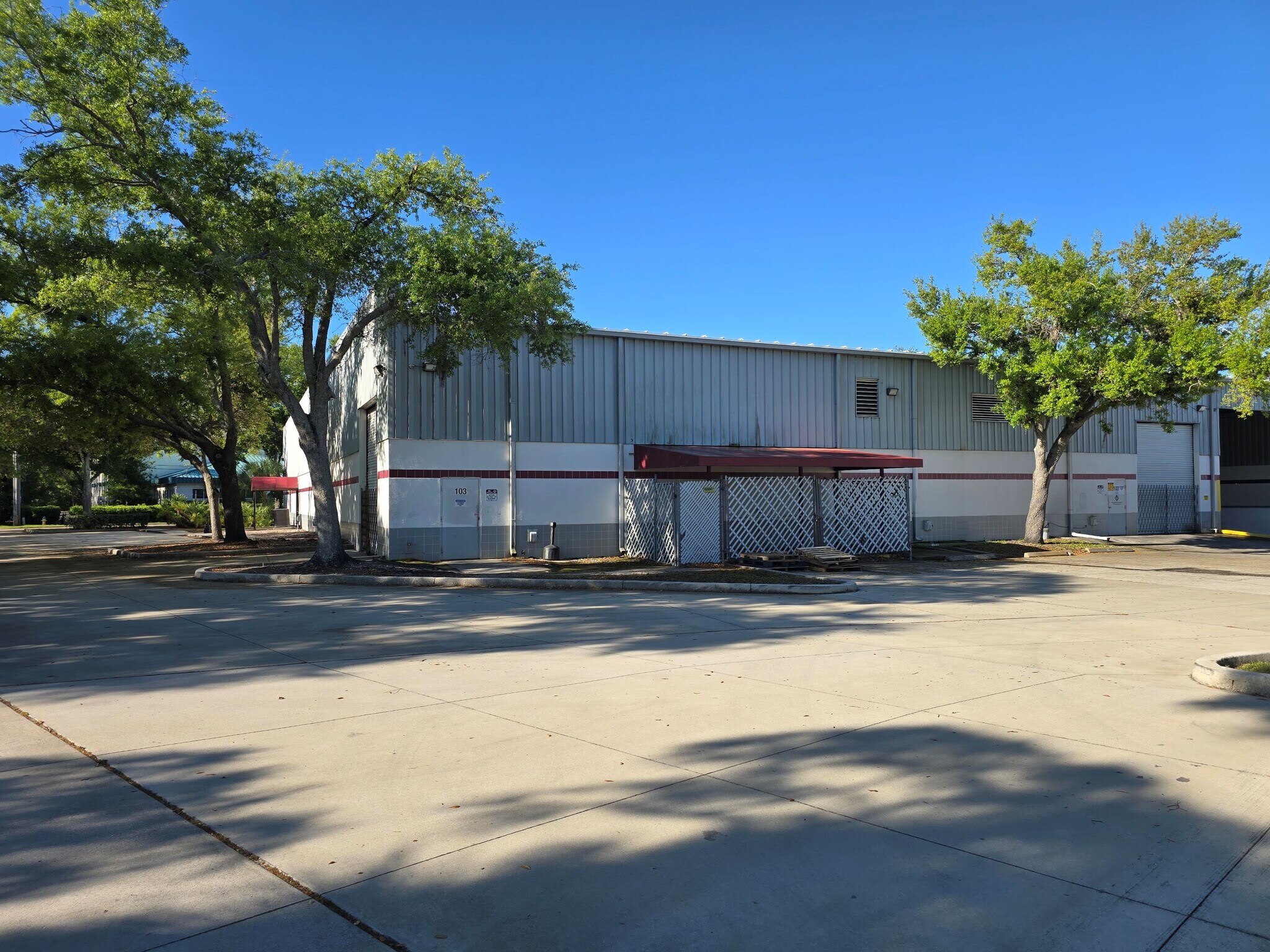 6411 Parkland Dr, Sarasota, FL à louer Photo de l’immeuble– Image 1 sur 5