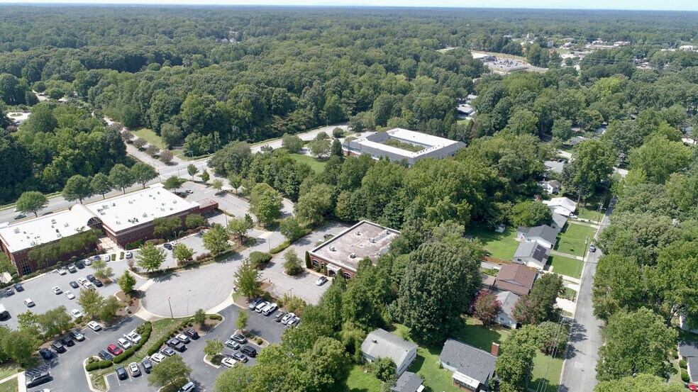 5 Corporate Center Ct, Greensboro, NC à louer - Photo de l’immeuble – Image 2 sur 12