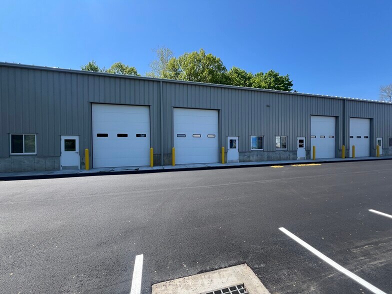 1300 East St S, Suffield, CT à louer - Photo de l’immeuble – Image 2 sur 13