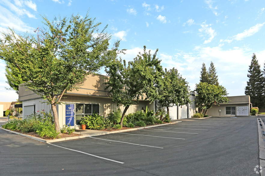 499 W Bedford Ave, Fresno, CA à louer - Photo de l’immeuble – Image 2 sur 3
