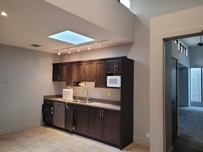 1455 Ellis St, Kelowna, BC à louer Photo intérieure– Image 2 sur 3