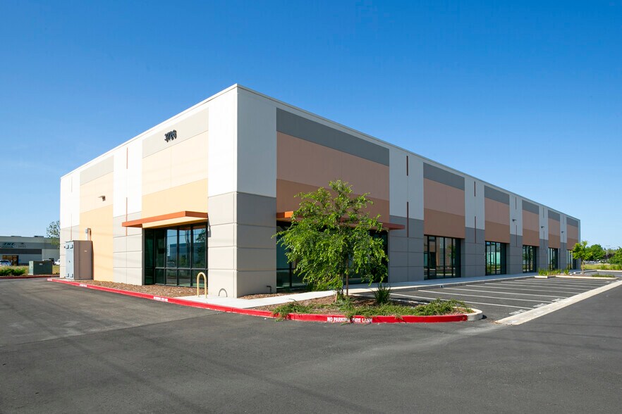 3718 Happy Ln, Sacramento, CA à louer - Photo de l’immeuble – Image 2 sur 13