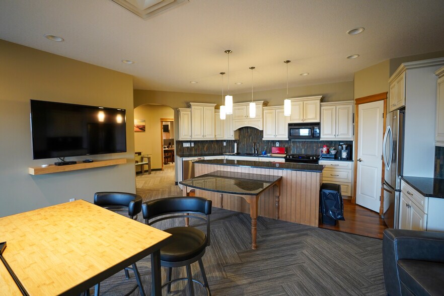 952 Boulder Blvd, Stony Plain, AB à louer - Photo de l’immeuble – Image 3 sur 9