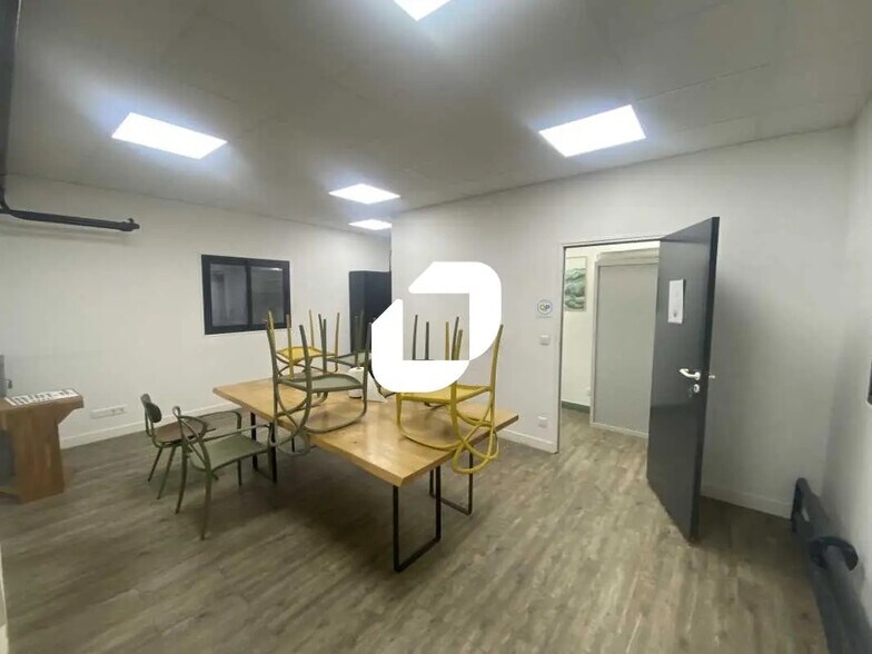 Local d'activités dans Osny à vendre - Photo de l’immeuble – Image 2 sur 18