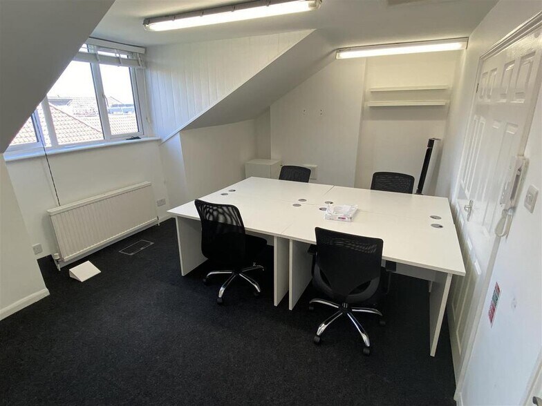 28 Queens Rd, Buckhurst Hill à louer - Photo de l’immeuble – Image 2 sur 7