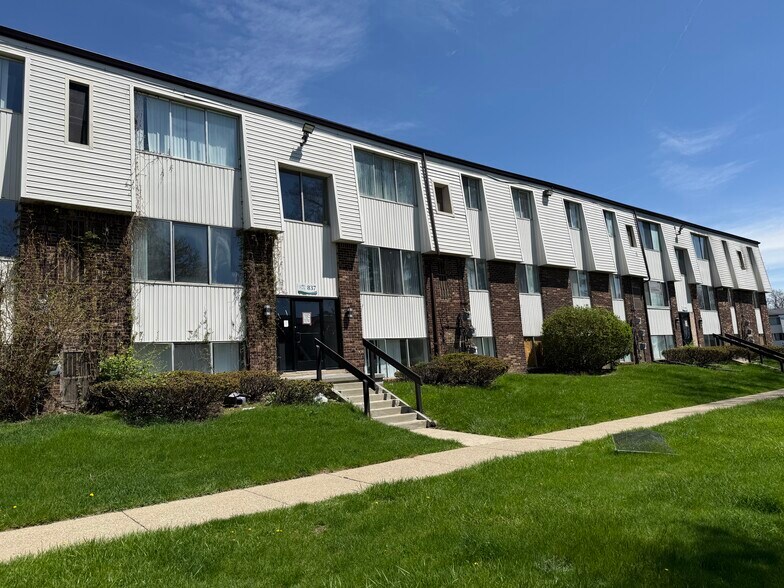 831 Green Rd, Ypsilanti, MI à vendre - Photo principale – Image 1 sur 56