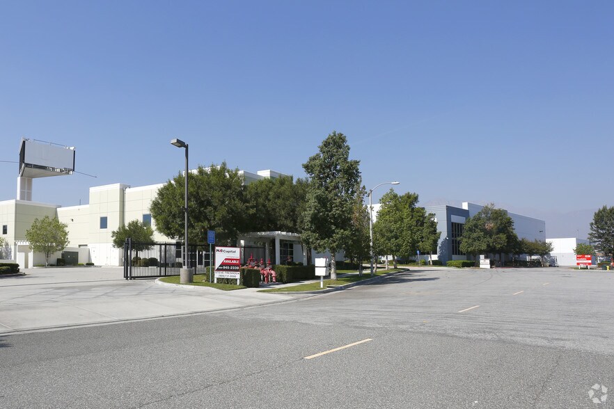 9002 S Hyssop Dr, Rancho Cucamonga, CA à louer - Photo de l’immeuble – Image 3 sur 4