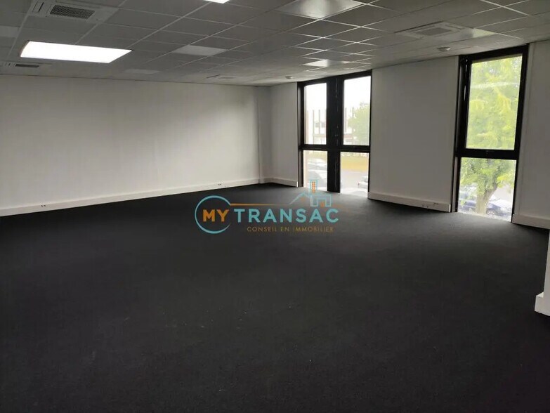 Local d’activités dans Bonneuil-sur-Marne à louer - Photo de l’immeuble – Image 3 sur 6