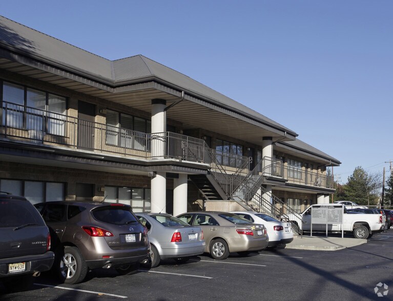 175 E Main St, Huntington, NY à louer - Photo de l’immeuble – Image 2 sur 7