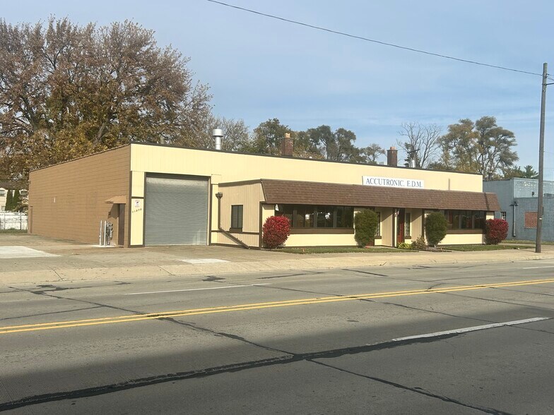 11251 E 9 Mile Rd, Warren, MI à vendre - Photo de l’immeuble – Image 3 sur 5