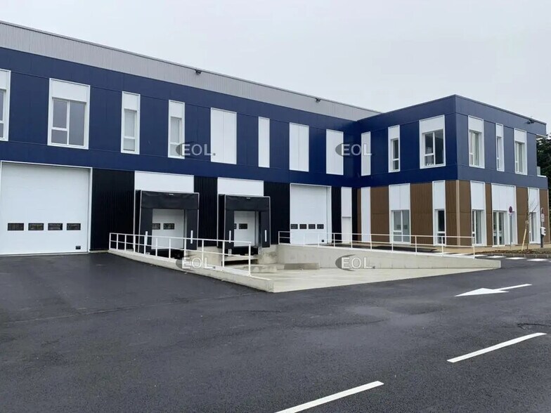 Local d’activités dans Moissy-Cramayel à louer - Photo de l’immeuble – Image 3 sur 9