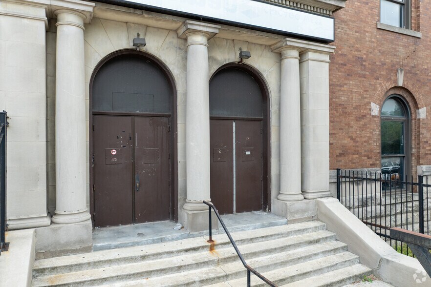 2401 W Congress Pky, Chicago, IL à vendre - Photo de l’immeuble – Image 3 sur 5