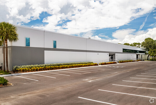 Plus de détails pour 3051 Tech Dr, Saint Petersburg, FL - Industriel/Logistique à vendre