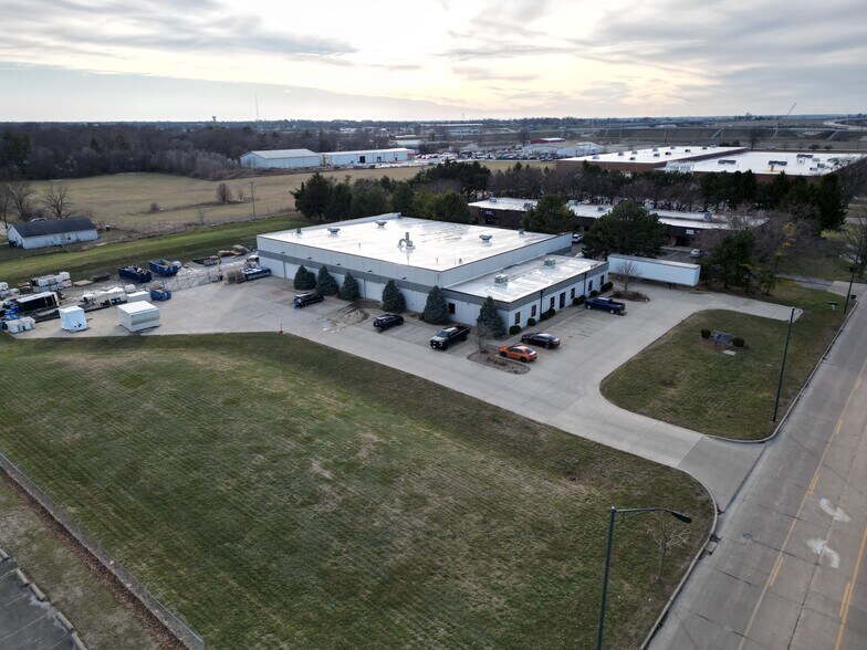 1411 Interstate Dr, Champaign, IL à vendre - Photo principale – Image 1 sur 2