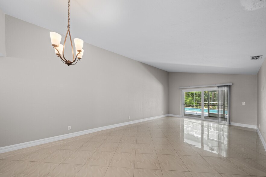 1237 SE 24th Ave, Cape Coral, FL à vendre - Photo de l’immeuble – Image 2 sur 27