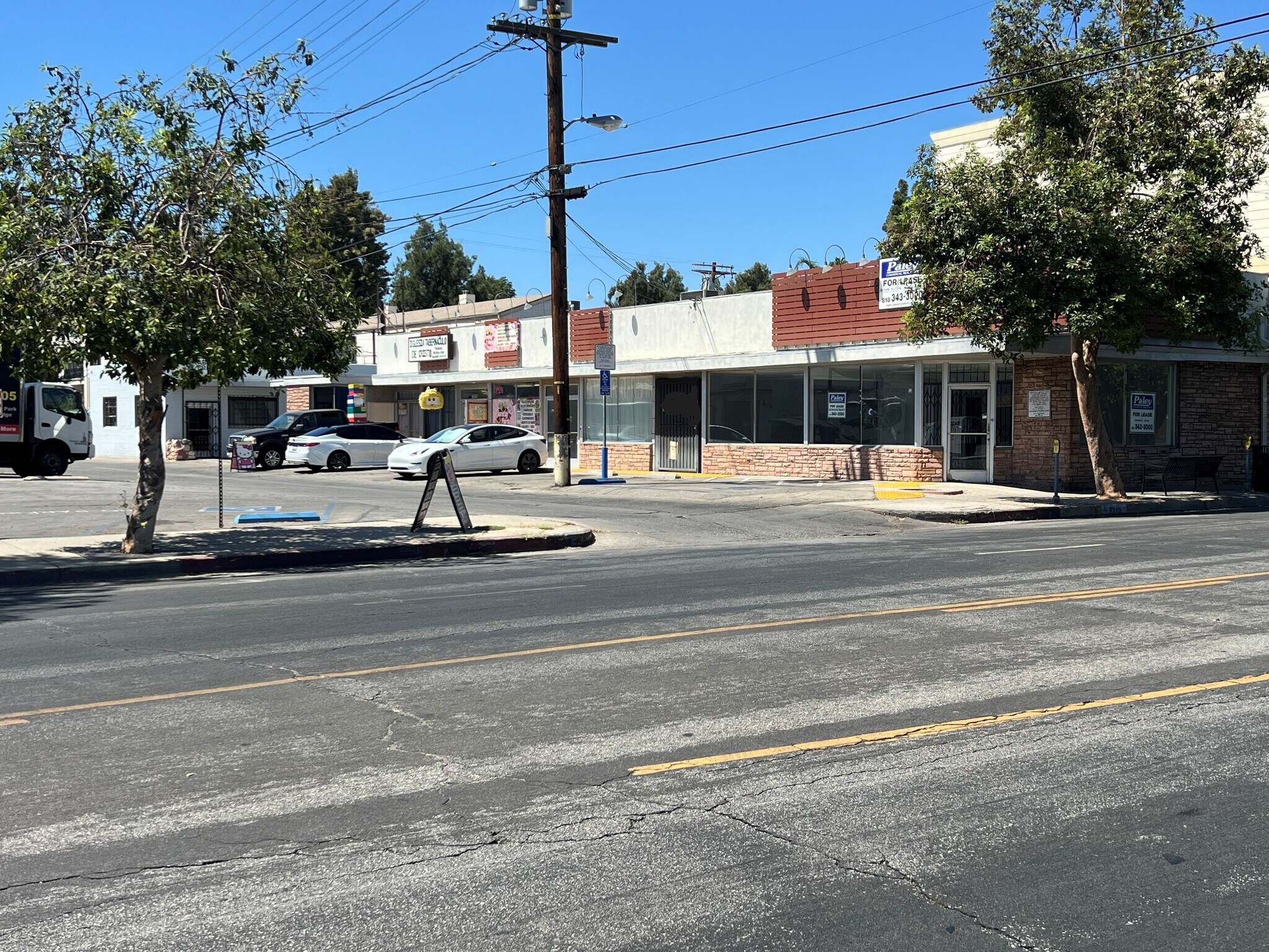7209-7219 Owensmouth Ave, Canoga Park, CA à louer Photo de l’immeuble– Image 1 sur 2
