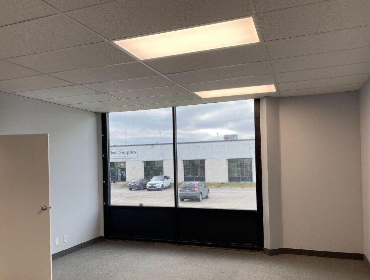 1203 Fewster Dr, Mississauga, ON à louer Photo intérieure– Image 1 sur 2