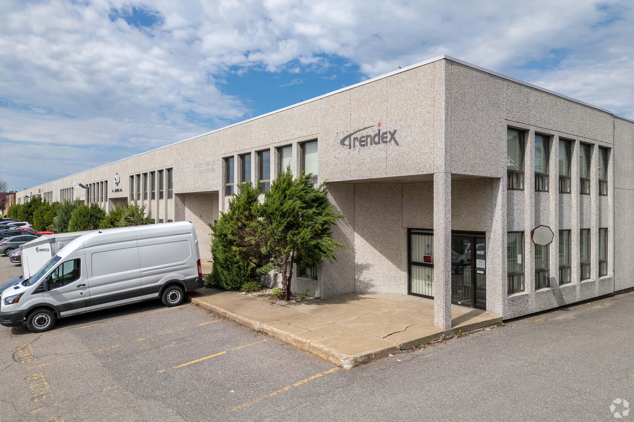 2369-2395 Rue Rue Guénette, Saint-Laurent, QC à vendre Photo principale– Image 1 sur 11