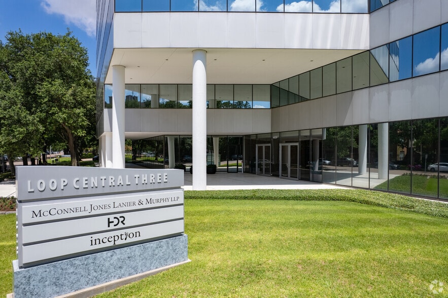 4828 Loop Central Dr, Houston, TX à vendre - Photo de l’immeuble – Image 3 sur 19