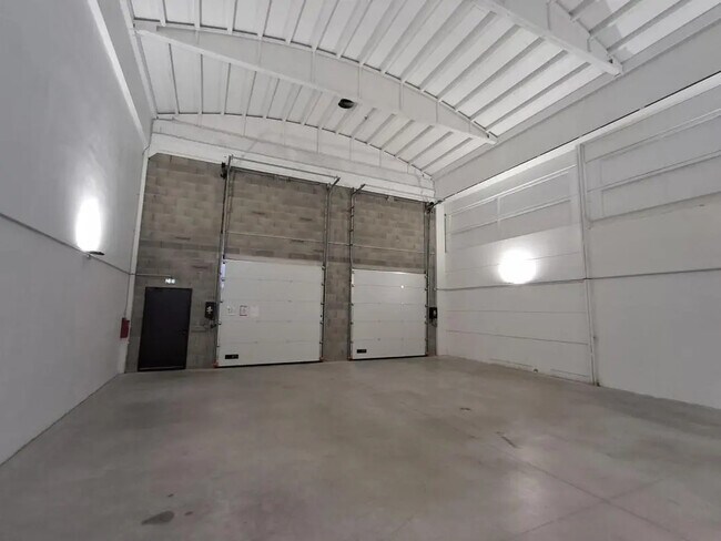 Plus de détails pour Local d’activités à vendre