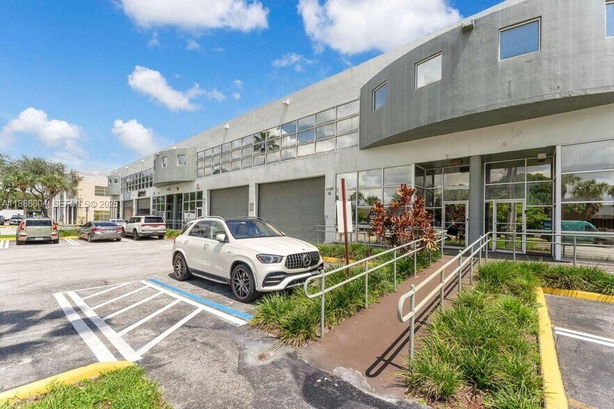 2201 NW 102nd Pl, Miami, FL à vendre - Photo de l’immeuble – Image 2 sur 34