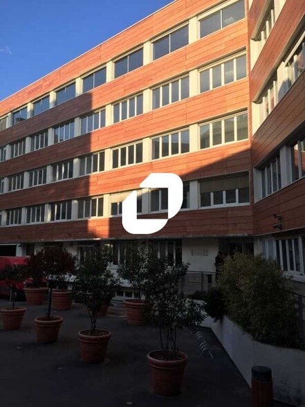Bureau dans Saint-Denis à louer - Photo de l’immeuble – Image 1 sur 6