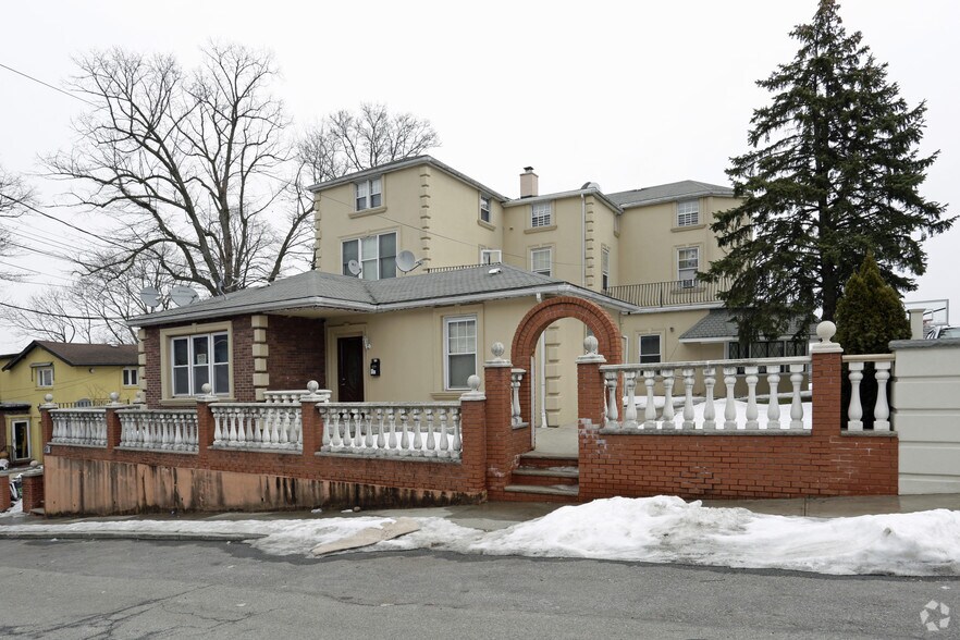 69 Starbuck St, Staten Island, NY à vendre - Photo principale – Image 1 sur 52