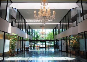 1345 River Bend Dr, Dallas, TX à louer - Photo de l’immeuble – Image 2 sur 9
