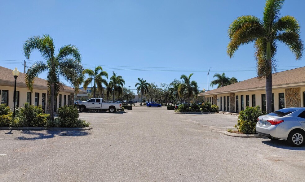 6404 Manatee Ave W, Bradenton, FL à louer - Photo de l’immeuble – Image 3 sur 8