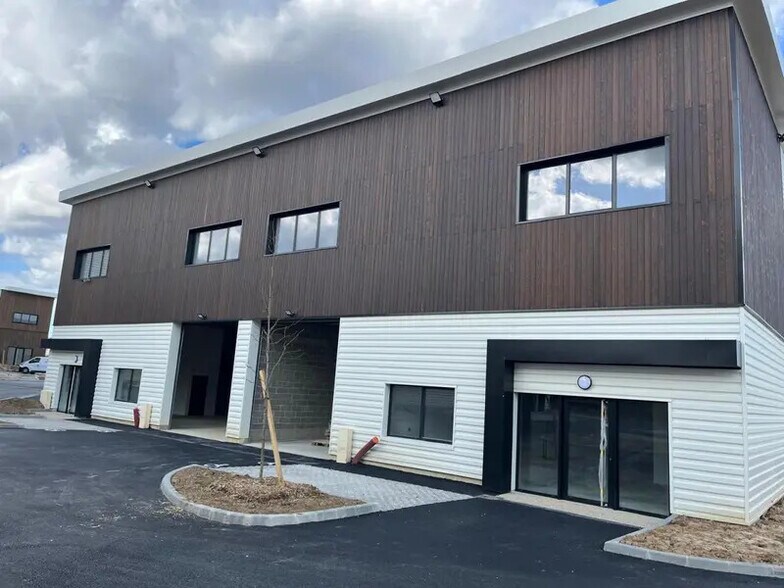 Local d'activités dans Ollainville à vendre - Photo de l’immeuble – Image 3 sur 7