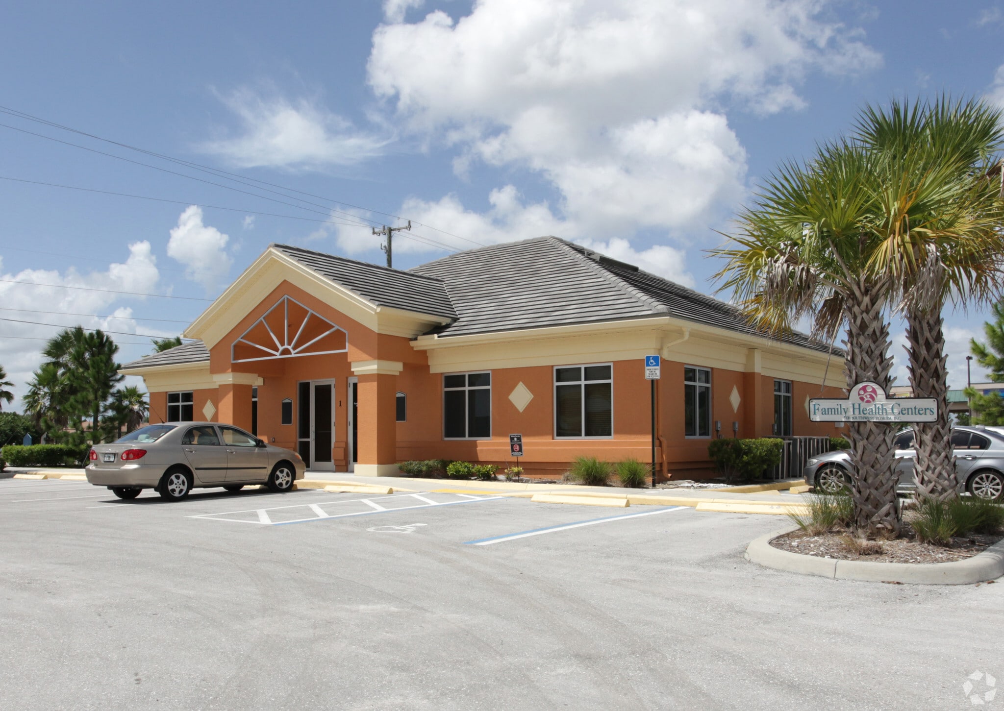 5220 Lee Blvd, Lehigh Acres, FL à louer Photo principale– Image 1 sur 7