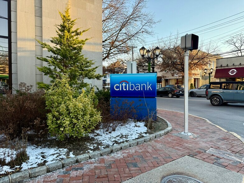 4 Grace Ave, Great Neck, NY à louer - Photo de l’immeuble – Image 2 sur 17