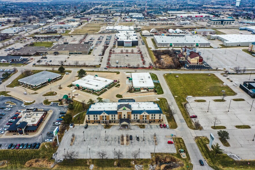 1230 Collins Rd NE, Cedar Rapids, IA à vendre - Aérien – Image 2 sur 26